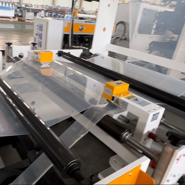 Was ist der Hauptunterschied zwischen Folienextrusion und Plattenextrusion?